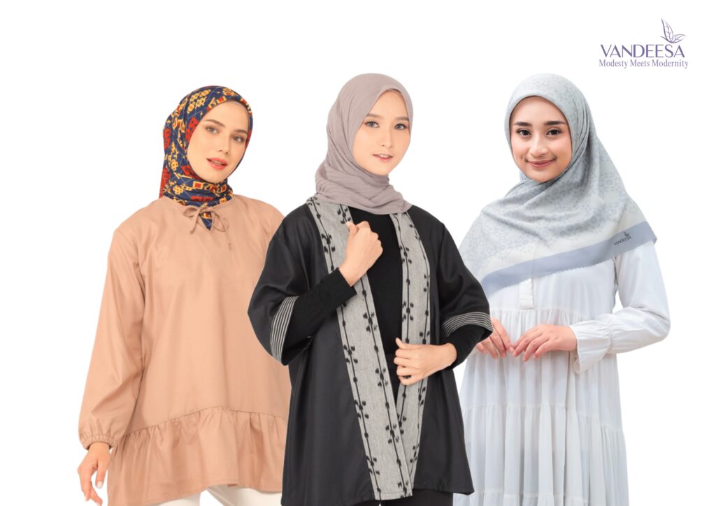 Tenun X Batik pada sisi kiri, salah satu scarf hijab motif Vandeesa bertemakan wastra Nusantara. Di sisi tengah merupakan outwear Vandeesa series Emru dengan aksen tenun. Pada sisi paling kanan merupakan scarf hijab motif Vandeesa series Monokrom Al Jabbar, bertemakan geometris yang terinspirasi dari Masjid Al Jabbar