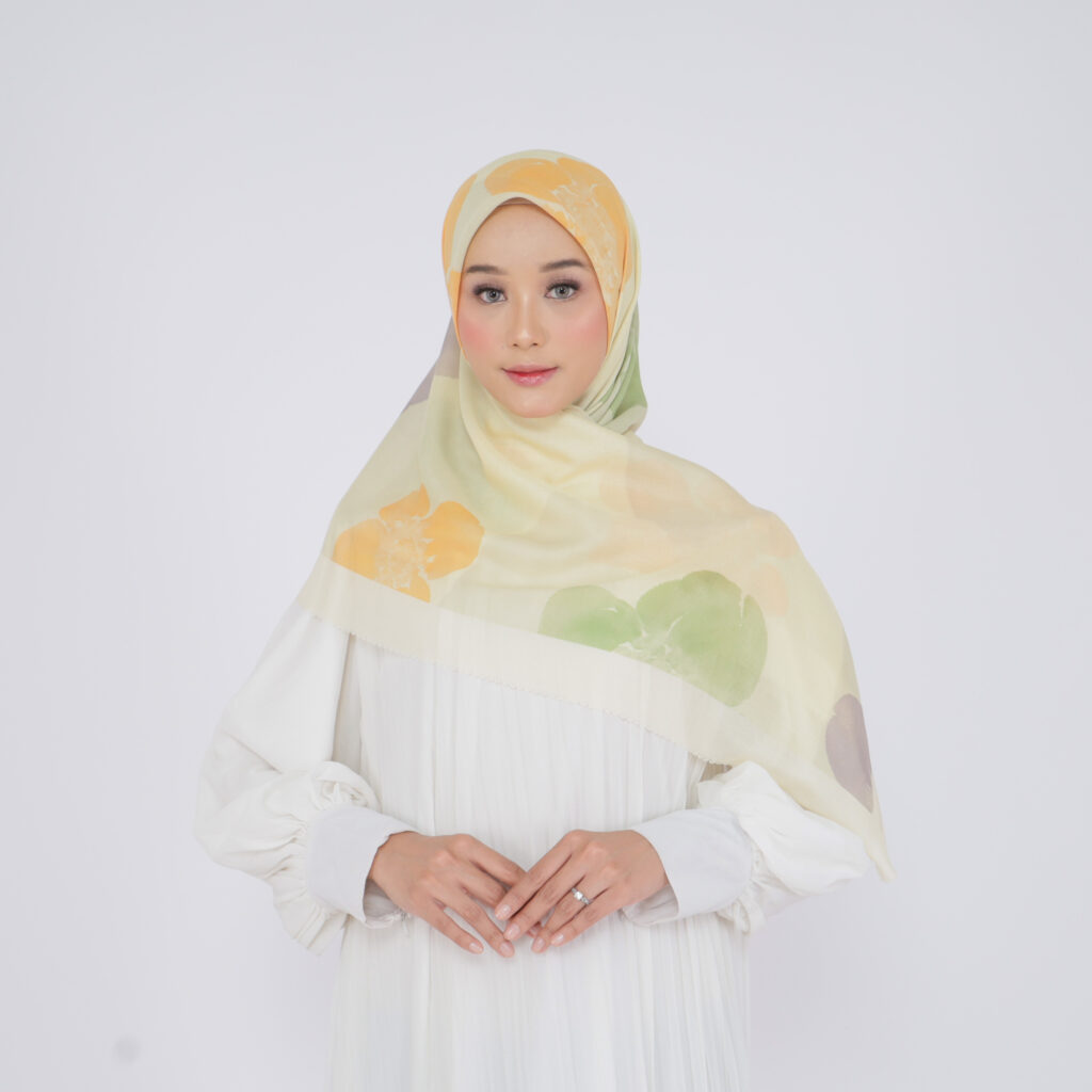 Model wanita menggunakan scarves hijab motif Vandeesa series Flower Edition 4