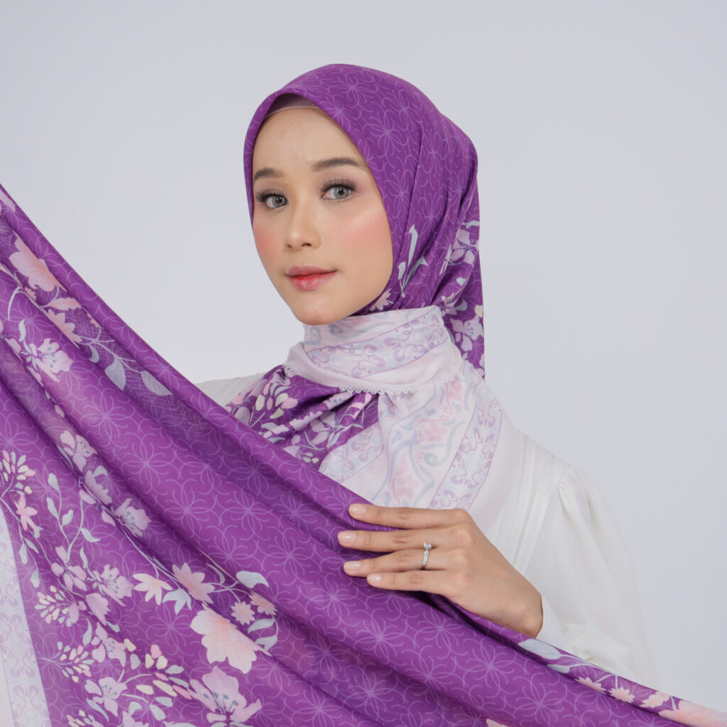 Model wanita menggunakan dan memberntangkan scarves hijab motif Vandeesa series Flower Edition 3